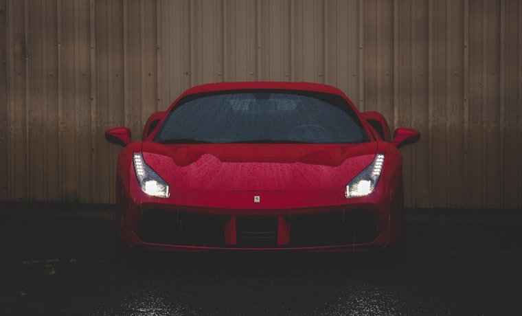 Mobil balap merah